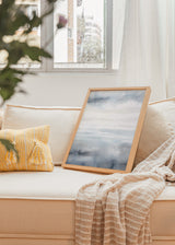 Wandbild mit abstrakter Landschaft, nebligem Horizont, sanften Schichten in Graublau, Off-White und Rauchfarben, im klaren Natur- und Landschaftsstil gestaltet. Erhältlich auf kudeko.com