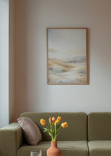 Cuadro decorativo de estilo minimalista y abstracto colocado en salón, paisaje abstracto en acuarela marfil, modelo Paisaje Watercolor Marfil I