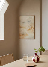 Tableau encadré de paysage doux avec arbres diffus, brume légère, cours d’eau discret et tons ivoire, beige, sable et gris clair, dans un style nature et paysage apaisant. Disponible sur kudeko.com