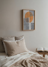 Tableau encadré avec composition géométrique abstraite, cercle segmenté terracotta, beige et gris, sur fond clair texturé, dans un style contemporain équilibré. Disponible sur kudeko.com