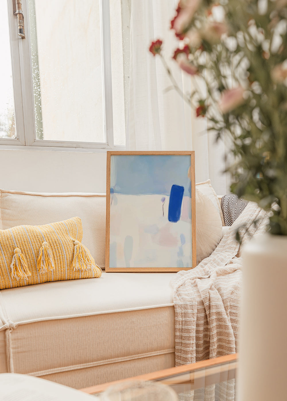 Wandbild abstrakt mit hellem Hintergrund und Details in Blau und Pastelltönen, klarer dekorativer Stil für modernes Interieur. Erhältlich auf kudeko.com