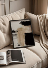 Abstraktes Wandbild mit großen schwarzen Flächen, Off-White, sandbeiger Mittellinie und klarer zeitgenössischer Gestaltung im minimalistischen Stil. Erhältlich auf kudeko.com