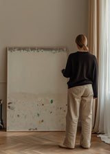 Quadro abstrato em tons neutros com detalhes verdes e terra, kudeko.com. Disponível em kudeko.com