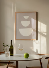 Quadro emoldurado com três formas semicirculares brancas alinhadas sobre fundo taupe suave, linhas finas centrais e composição geométrica equilibrada de estilo depurado. Disponível em kudeko.com