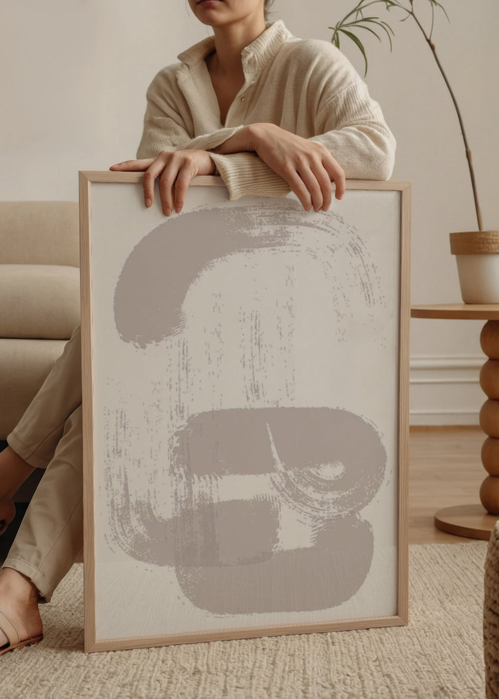 Wandbild mit organischen abstrakten Formen in sanftem Greige auf weißem Hintergrund, klare ausgewogene Komposition im minimalistischen Stil für moderne Räume. Erhältlich auf kudeko.com