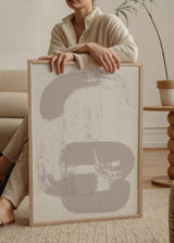 Quadro com formas abstratas orgânicas em greige suave sobre fundo branco, composição limpa e equilibrada de estilo minimalista para interiores contemporâneos. Disponível em kudeko.com
