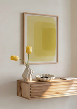 Cuadro decorativo de estilo minimalista y abstracto colocado en salón, composición abstracta en amarillo suave, modelo Soft Green Gradient