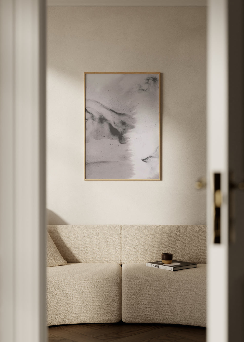 Cuadro decorativo de estilo minimalista y abstracto colocado en salón, composición abstracta de textura suave en grises, modelo Soft Texture I