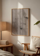Quadro de composição abstrata em tons de bege, cinzento fumado e preto, com textura difusa, manchas suaves e salpicos subtis de estilo contemporâneo. Disponível em kudeko.com
