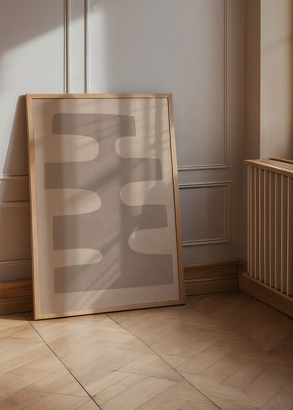 Tableau géométrique beige avec forme abstraite sur fond crème, style décoratif épuré et tons doux. Disponible sur kudeko.com