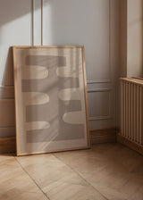 Geometrisches Wandbild in Beige mit abstrakter Form auf cremefarbenem Hintergrund, klarer dekorativer Stil und sanfte Töne. Erhältlich auf kudeko.com