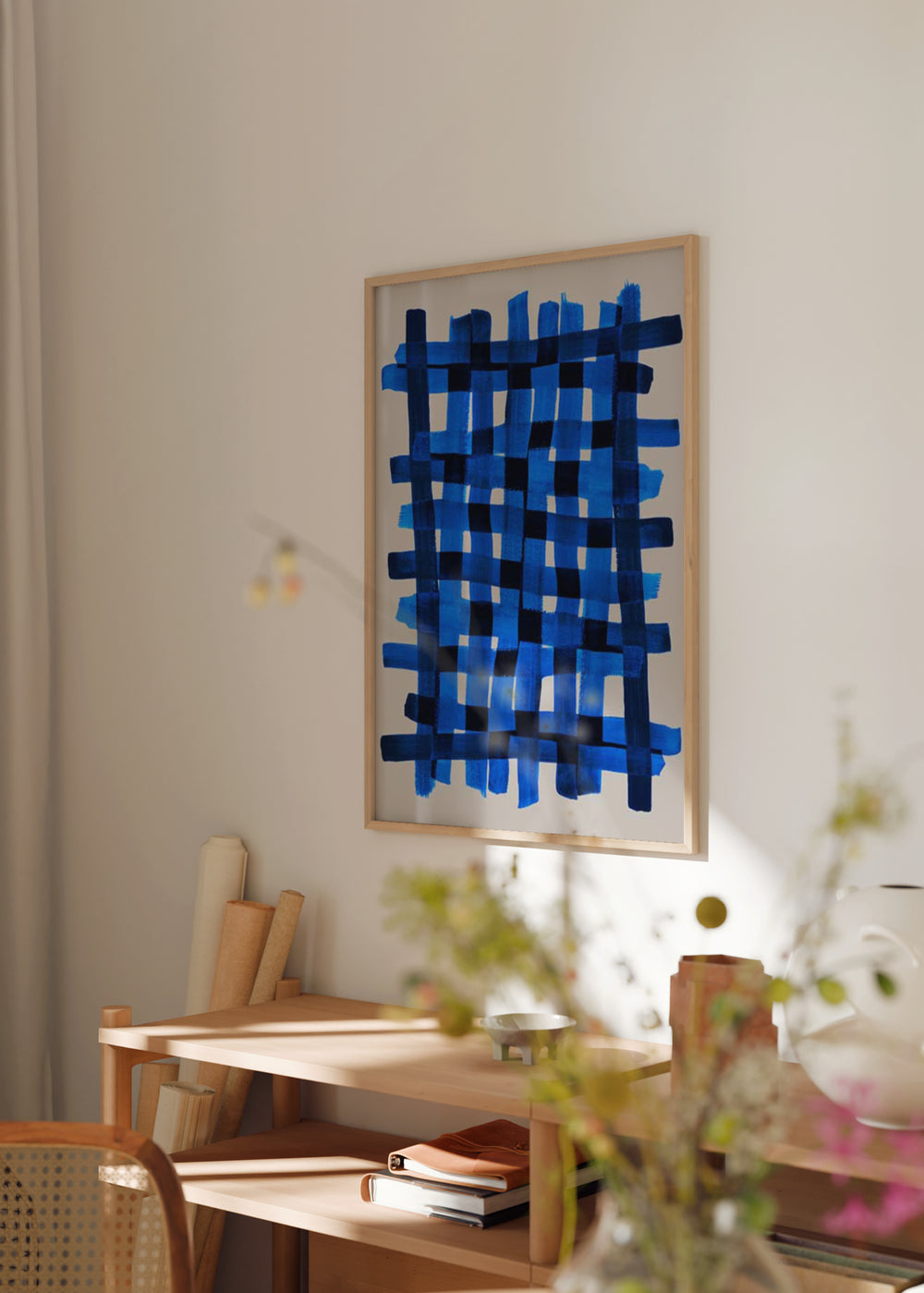 Cuadro decorativo de estilo minimalista y abstracto colocado en salón, composición abstracta de cuadrícula azul, modelo The Grid 5