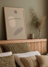 Quadro abstrato emoldurado com formas orgânicas bege, cinzento taupe, castanho suave e linha preta curva, num estilo contemporâneo equilibrado. Disponível em kudeko.com