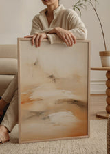 Abstraktes Wandbild mit diffuser Komposition in Beige, Creme, Sand, Kupfer und sanftem Braun, mit luftiger eleganter Gestaltung im abstrakten Stil für moderne Räume. Erhältlich auf kudeko.com