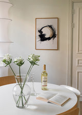 Tableau abstrait avec grande forme circulaire noire et beige, fond blanc cassé, éclaboussures, larges traits et style contemporain minimaliste. Disponible sur kudeko.com