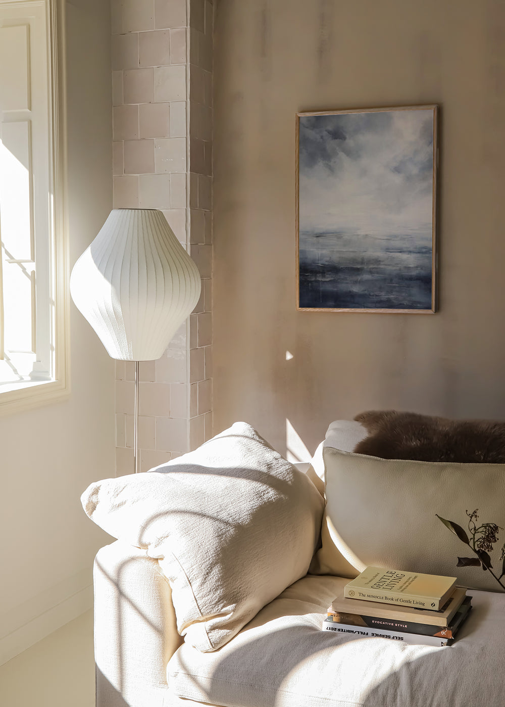 Tableau d’horizon marin abstrait avec nuages légers, eau calme, tons bleu gris, blanc et anthracite, dans un style abstrait épuré et contemporain. Disponible sur kudeko.com