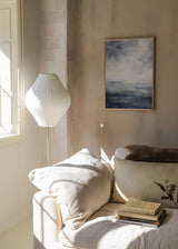 Tableau d’horizon marin abstrait avec nuages légers, eau calme, tons bleu gris, blanc et anthracite, dans un style abstrait épuré et contemporain. Disponible sur kudeko.com