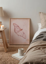 Cuadro decorativo de estilo minimalista y acuarela colocado en dormitorio, mariposa delicada en tonos terracota suaves, modelo Mariposa en Reposo