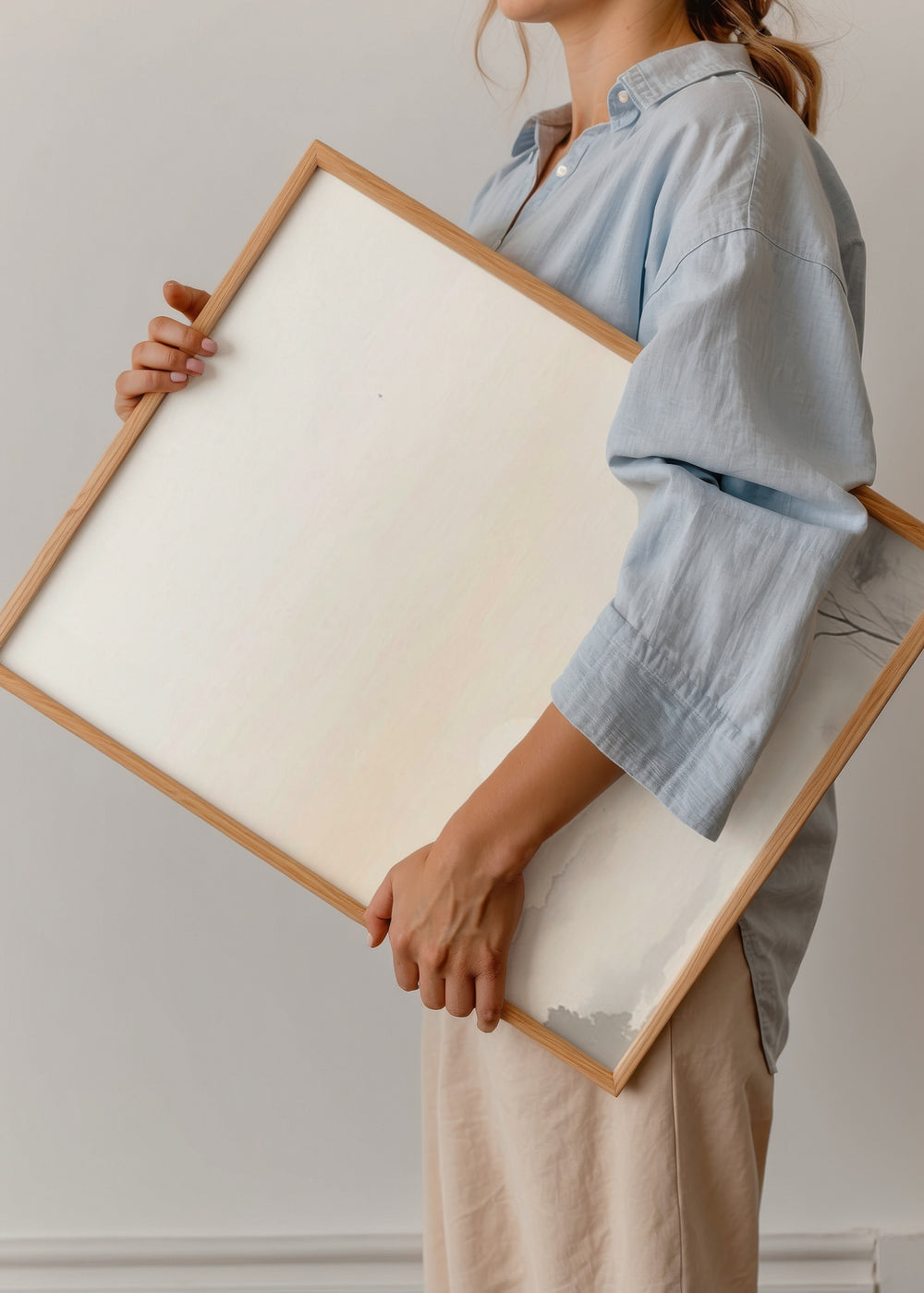 Tableau de paysage avec lever de soleil brumeux, soleil discret, montagnes douces, eau calme et silhouettes végétales en gris, beige et crème, dans un style nature et paysage. Disponible sur kudeko.com