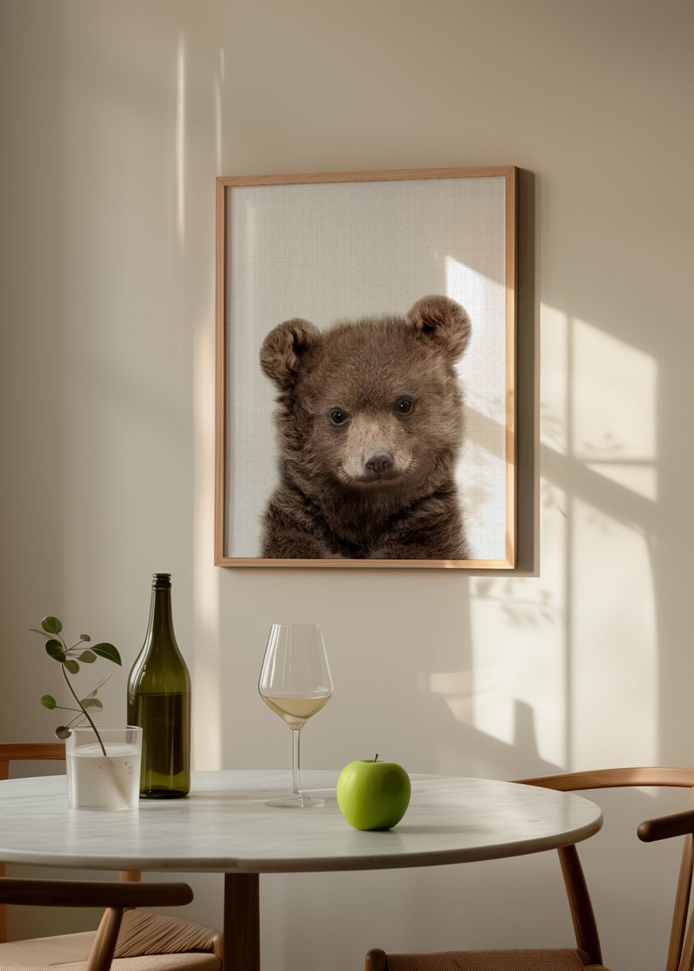 Quadro infantil com ursinho castanho sobre fundo branco, estilo suave e decorativo para quarto de bebé. Disponível em kudeko.com