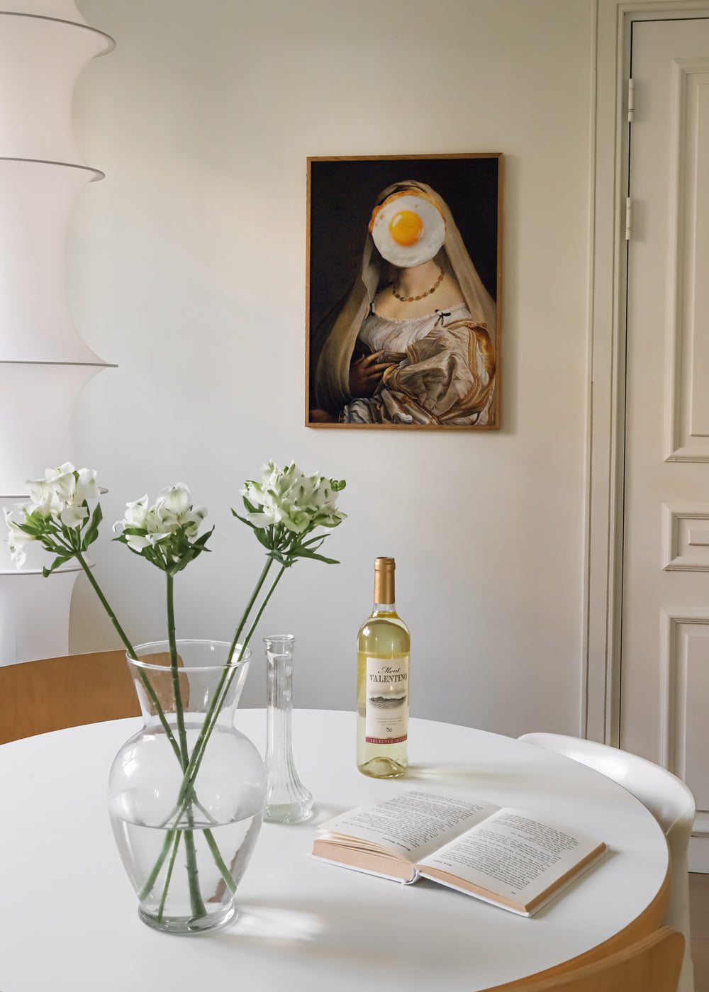 Cuadro decorativo de estilo minimalista y blanco_y_negro colocado en cocina, retrato clásico intervenido con huevo frito, modelo English Breakfast No.1
