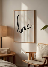 Cuadro decorativo de estilo minimalista y blanco_y_negro colocado en dormitorio, tipografía romántica en tonos neutros, modelo Neutral Love 09