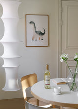 Cuadro decorativo de estilo minimalista y blanco_y_negro colocado en habitación infantil, dinosaurio infantil tierno en tonos suaves, modelo Dinosaurio Infantil I
