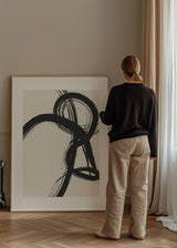Cuadro decorativo de estilo minimalista y blanco_y_negro colocado en salón, trazos abstractos en negro sobre fondo beige, modelo Abstract Brush No1