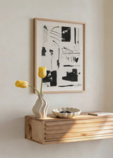 Tableau abstrait en blanc, noir et gris avec lignes courbes, taches sombres, blocs irréguliers et composition graphique de style contemporain. Disponible sur kudeko.com