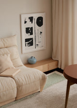Wandbild mit abstrakter Komposition in Schwarz und Weiß, unregelmäßigen Formen, feinen vertikalen Linien, großem dunklem Kreis auf hellem Hintergrund und klarem modernem Stil. Erhältlich auf kudeko.com