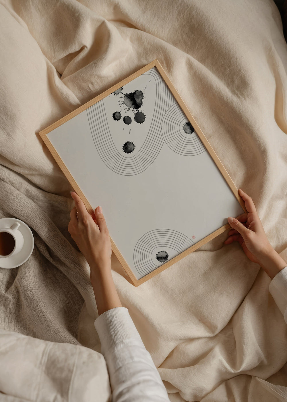 Japanisches minimalistisches Wandbild mit Sumi-e-Tintenflecken und geschwungenen Zen-Linien, klarer und dekorativer Stil, kudeko.com. Erhältlich auf kudeko.com