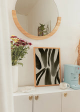 Cuadro decorativo de estilo minimalista y blanco_y_negro colocado en salón, estampado animal abstracto en tonos oliva, modelo Animal Print Oliva