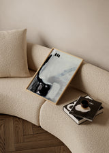 Quadro com composição abstrata em branco, preto e cinzento, com formas amplas, áreas escuras e textura visual suave num estilo contemporâneo depurado. Disponível em kudeko.com