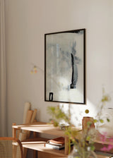 Abstraktes Wandbild in Off-White, Blaugrau und Schwarz, mit weichen Formen, diffusen Linien, dezentem Kontrast und ausgewogenem zeitgenössischem Stil für harmonische Wandgestaltung. Erhältlich auf kudeko.com