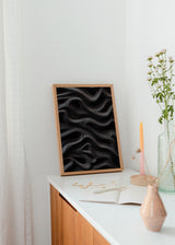 Tableau avec ondes abstraites en noir, gris et blanc, lignes fluides, effet de profondeur sur fond sombre et style abstrait contemporain. Disponible sur kudeko.com