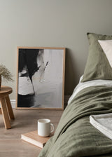 Tableau abstrait encadré avec composition en noir, blanc et gris, larges formes contrastées et style contemporain sobre pour une décoration murale moderne. Disponible sur kudeko.com