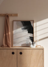 Abstraktes Wandbild mit breiten geschwungenen Bahnen in Schwarz, Off-White und sanftem Grau auf hellem Hintergrund, im modernen ausgewogenen Stil. Erhältlich auf kudeko.com