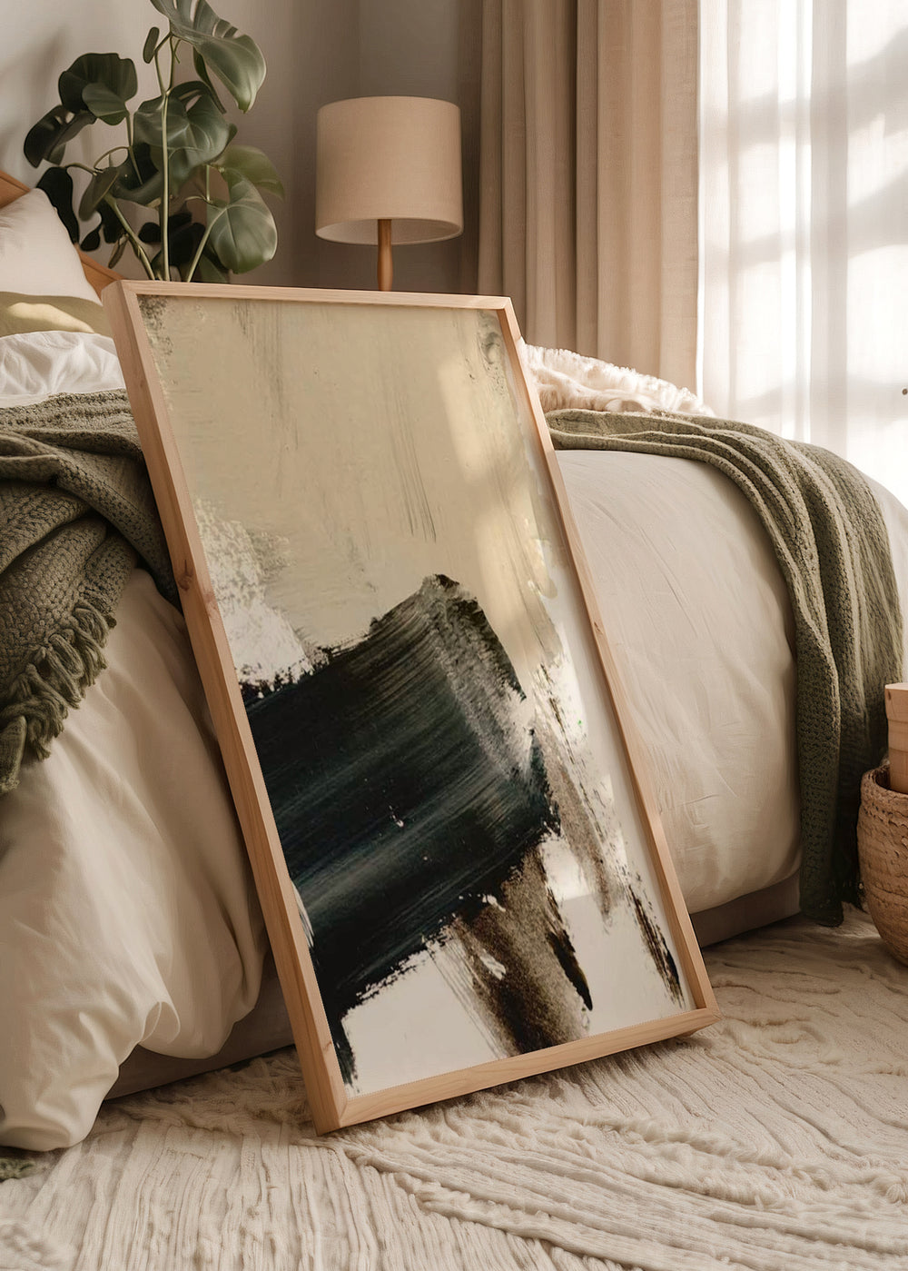 Gerahmtes abstraktes Wandbild mit großer schwarzer Form, beigem und weißem Hintergrund, taupegrauen Akzenten und ruhiger minimalistischer Komposition im zeitgenössischen Stil. Erhältlich auf kudeko.com