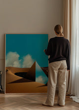 Wandbild mit goldenen Dünen, spiegelnder Pyramide, türkisfarbenem Himmel, weichen Wolken, klaren Schatten und surrealer Komposition im abstrakten Stil für moderne Räume. Erhältlich auf kudeko.com