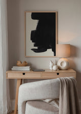 Wandbild mit abstrakter Komposition aus breiten schwarzen Formen auf cremeweißem Hintergrund, klarem Kontrast, ruhigem Ausdruck und reduziertem abstraktem Stil für moderne Wandgestaltung. Erhältlich auf kudeko.com