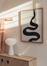Quadro com linha preta sinuosa sobre fundo branco quebrado, composição orgânica contrastante e estilo minimalista para decoração de parede contemporânea. Disponível em kudeko.com