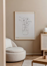 Wandbild mit Blumen in transparenter Vase, feinen schwarzen Linien, Hintergrund in Off-White und sanftem Beige, floralem minimalistischen Stil. Erhältlich auf kudeko.com