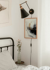 Tableau abstrait avec courbe dorée, formes fluides noires, grises et blanches, contraste marqué et style contemporain encadré pour le mur. Disponible sur kudeko.com