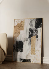 Wandbild mit abstrakter Komposition aus schwarzen, grauen und weißen Blöcken, goldenen Strukturelementen und feinen geometrischen Linien im zeitgenössischen abstrakten Stil. Erhältlich auf kudeko.com
