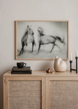 Cuadro decorativo de estilo minimalista y blanco_y_negro colocado en salón, caballos etéreos en blanco y negro, modelo Wild Horses in Motion