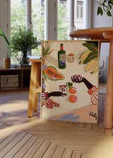 Quadro com cena de brinde, taças de vinho, garrafa, papaia, bananas, uvas e folhagem tropical em tons de creme, verde, laranja e bordeaux, em estilo de ilustração decorativa. Disponível em kudeko.com
