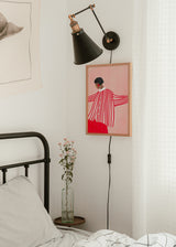 Cuadro decorativo de estilo minimalista y colorido colocado en sala, mujer ilustrada con vestido de rayas rojas, modelo The Woman With the Red Stripes II