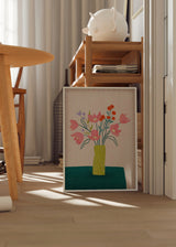 Farbiges illustriertes Wandbild mit grüner Vase, rosa und lila Blumen von Bea Muller. Erhältlich auf kudeko.com