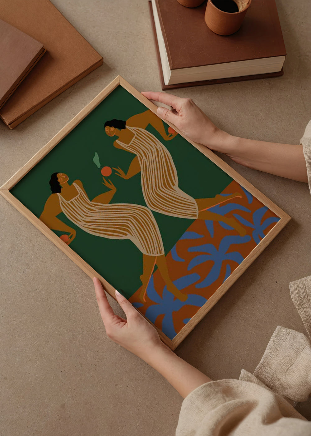 Quadro com duas figuras femininas simétricas, vestidos claros, fundo verde escuro, chão castanho, folhas azuis e estilo de ilustração contemporânea. Disponível em kudeko.com