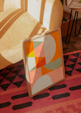 Cuadro decorativo de estilo minimalista y colorido colocado en salón, composición geométrica abstracta en tonos cálidos, modelo Summer Circles22 4 V